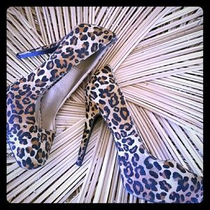 Qupid animal print heels size 7.5